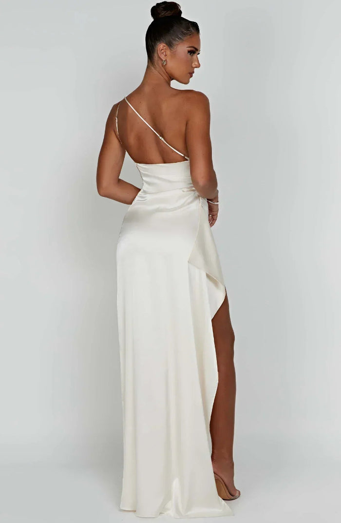 Asymmetrische avondjurk met hoge splitkku