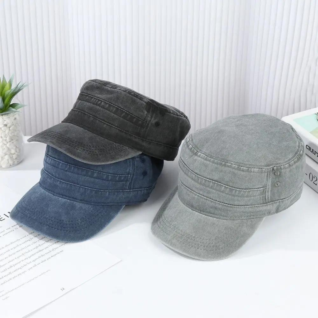 Herenpet in militaire stijl met gebogen klep